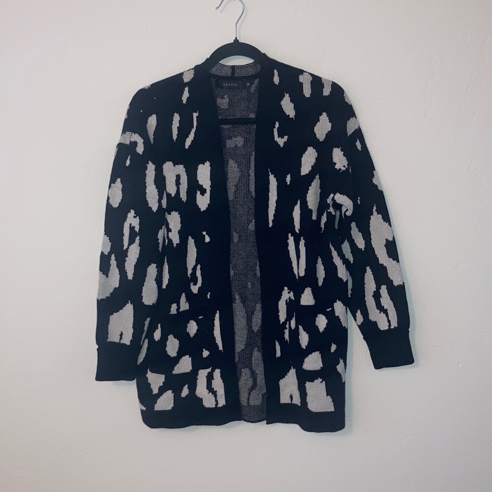 Zesica. Size Medium. Black and cream cardigan